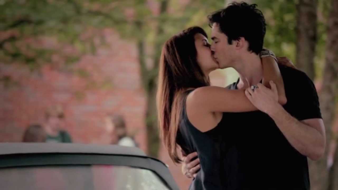 Damon kuss ist und wann erste von elena der In welcher